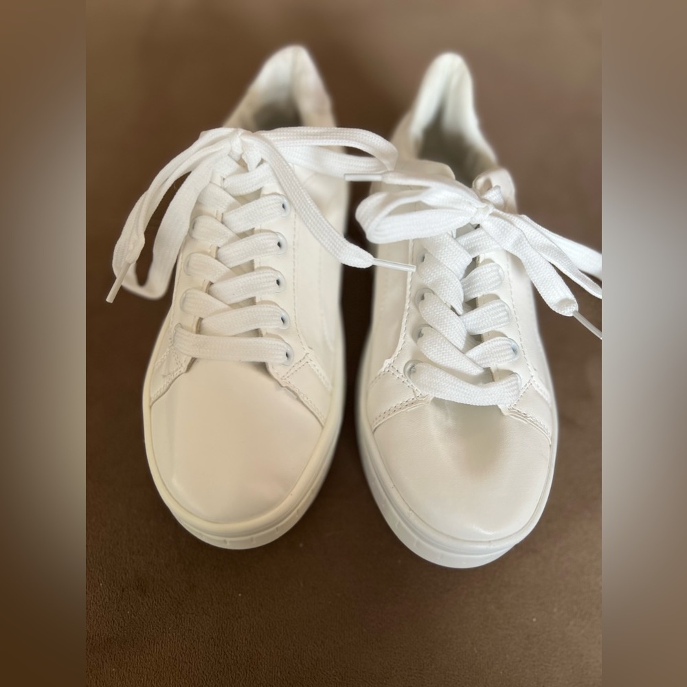 NWT Women Lightweight Sneaker